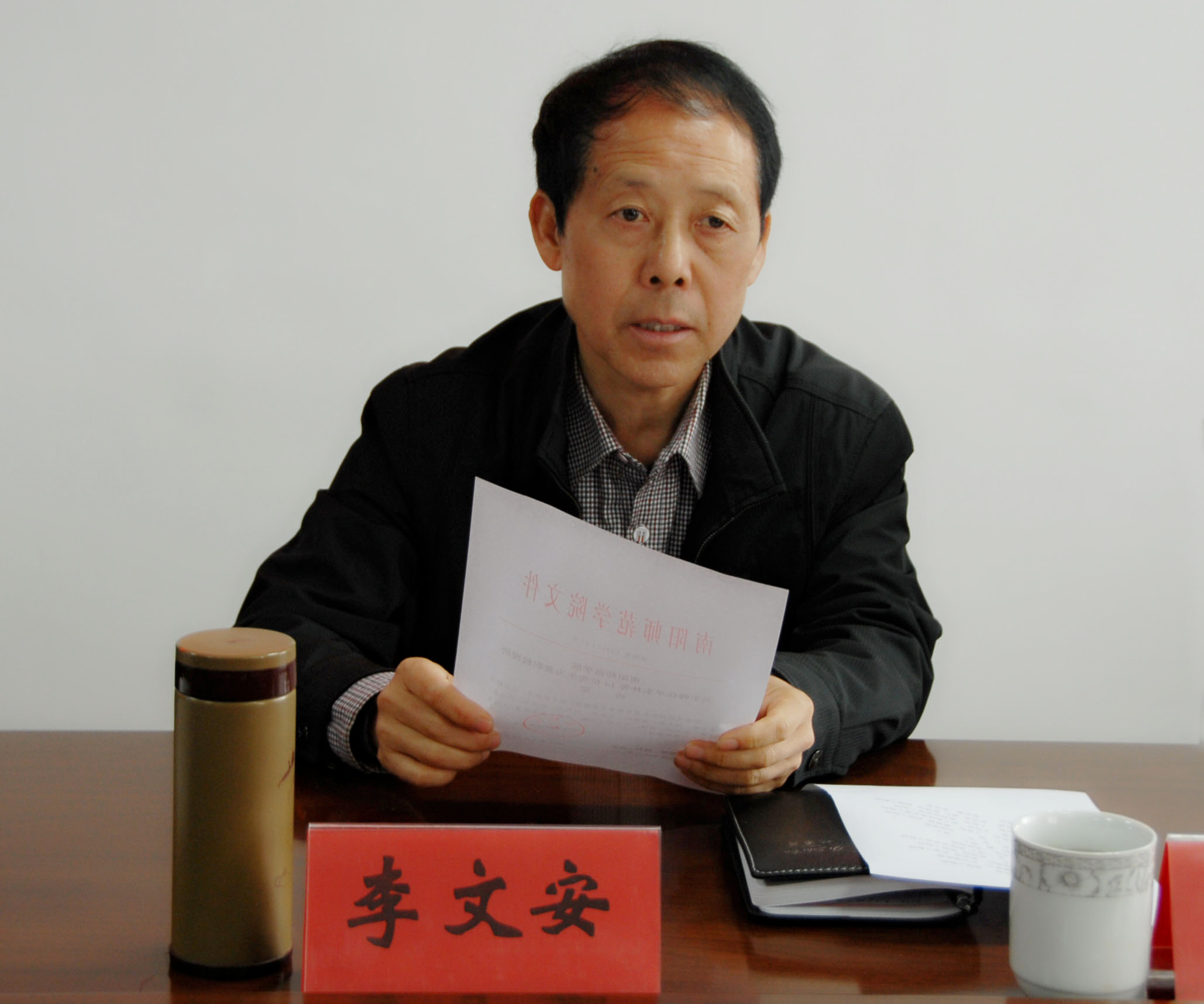 6.副校长李文安宣读聘任文件.jpg